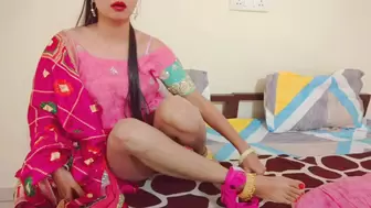 Indian Desi married step-sister cheats on her hubby and gets pounded by step-brother foot bizarre seduce in Hindi audio