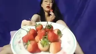 Home-Made amateurs Oriental nude masturbates eat strawbery three