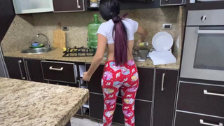 Mi Hijastra de 18 Años Cocinando que Deliciosa Vista Me Encanta Ver su Gran Culo