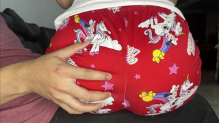 Hijastra Inocente Sentada en las Piernas de su Padrastro Para Comer Mientras el Pervertido Disfruta